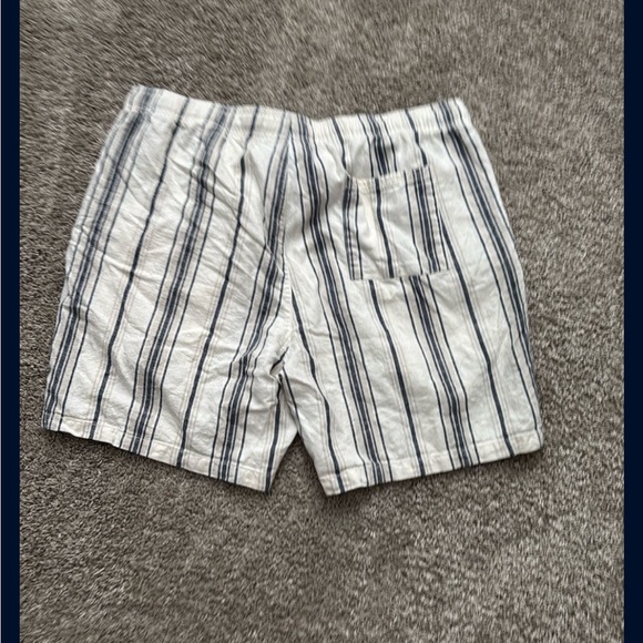 Goodfellow Men’s Medium Blue and White Striped Casual Shorts - Picture 3 of 3
